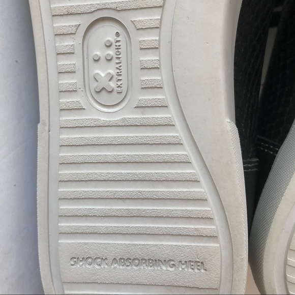 Munro Gabbie Black Snake Print Leather Sneakers - Picture 13 of 15